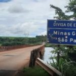 A ponte Rio Grande, que passa sobre o rio de mesmo nome, será totalmente interditada na noite desta quinta-feira (5/2), após apresentar trincas em um dos pilares da estrutura. A ponte liga a cidade de Conceição das Alagoas, em Minas Gerais, a Miguelópolis, no interior de São Paulo. O Departamento de Estradas de Rodagem (DER) de Minas Gerais já havia determinado que apenas veículos de até quatro toneladas poderiam circular pela ponte, mas, após uma nova vistoria, realizada nessa quarta-feira (4/2), o departamento determinou a interdição total. A ponte é considerada um importante elo de ligação entre a Rodovia MG-427 e o estado de São Paulo, garantindo acesso a municípios do interior paulista, como Barretos. Uma das opções de desvio para os motoristas que usam o trajeto é seguir pela MG-427 até a cidade de Planura, depois acessar a BR-364 – que passa a se chamar SP-326 quando muda de estado, seguir até Barretos e, de lá, continuar pela SP-25 até a cidade de Guaíra. Outra rota alternativa é pela MG-427, no sentido de Uberaba, depois seguir pela BR-050 até a cidade de Delta e, ao atravessar a divisa entre Minas Gerais e São Paulo, continuar pela SP-330 em direção a Ituverava e, de lá, acessar a SP-385 até Miguelópolis. Segundo profissionais envolvidos na análise da ponte, as dimensões das trincas identificadas “comprometem a segurança dos usuários”. “O DER-MG está em contato com o Departamento Rodoviário de São Paulo com o objetivo de viabilizar ações para recuperação da estrutura, possibilitando a retomada da circulação de veículos no local”, diz o comunicado. Não há previsão para a retomada do tráfego na via. Enquanto isso, o departamento de estradas mineiro orienta que os motoristas respeitem “rigorosamente” a interdição e a sinalização instalada no local.